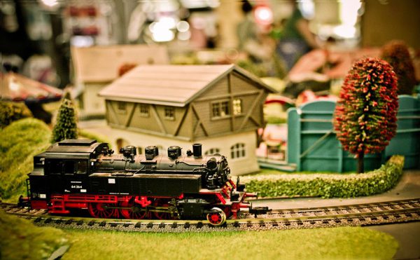 童年原是一生中最美妙的阶段，那时的孩子是一朵花，也是一颗果子，是一片朦朦胧胧的聪明，一种永远不息的活动，一股强烈的欲望。--巴尔扎克